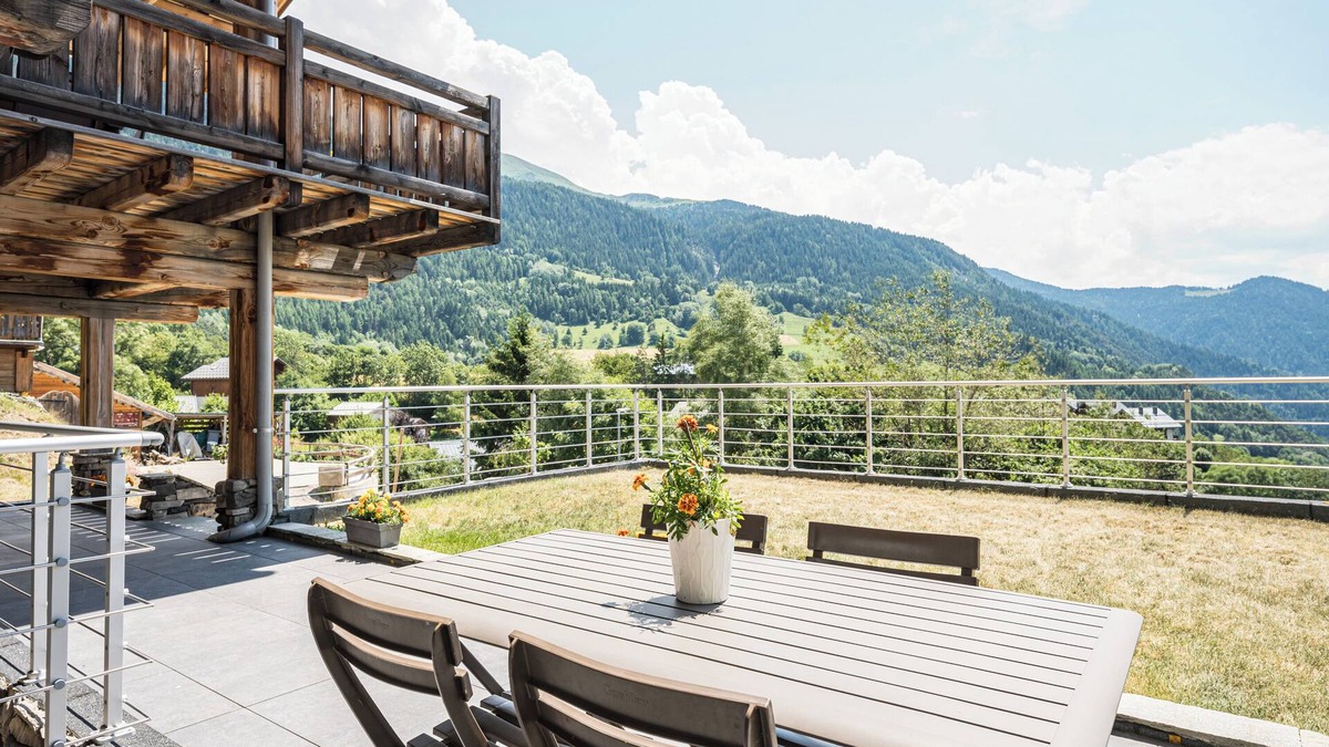 Notre-Dame-du-Pre Apartment | Studio Apartment 'De Charme Montagne' with Mountain View, Private Terrace and Wi-Fi