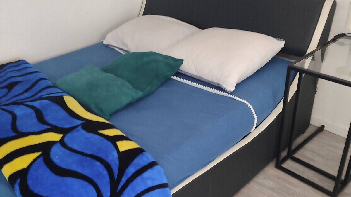 Romilly-sur-Seine Apartment | Studio Apartment "Kate Sleeping Beauty" with Wi-Fi
