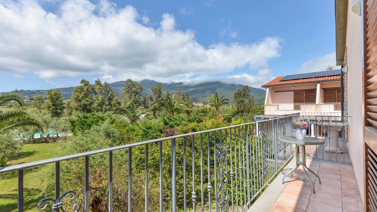 Bonalaccia-Filetto Apartment | Studio Apartment 'Monolocale Castle' with Shared Pool, Wi-Fi and Air Conditioning