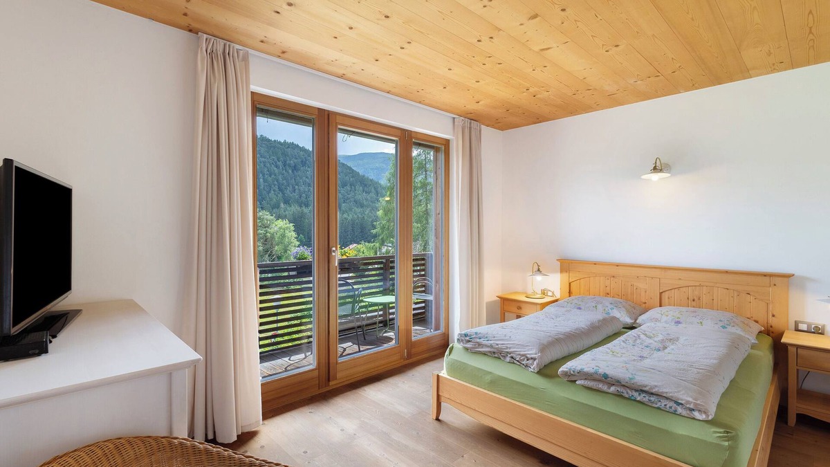 Pfalzen Apartment | Studio Apartment 'Silbernagl - Monolokal Mit Ausblick' with Lake View, Shared Terrace and Wi-Fi