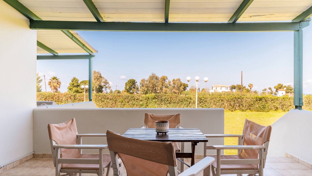 Kiparissia Apartment | Studio Apartment '3' with Private Terrace, Wi-Fi and Air Conditioning