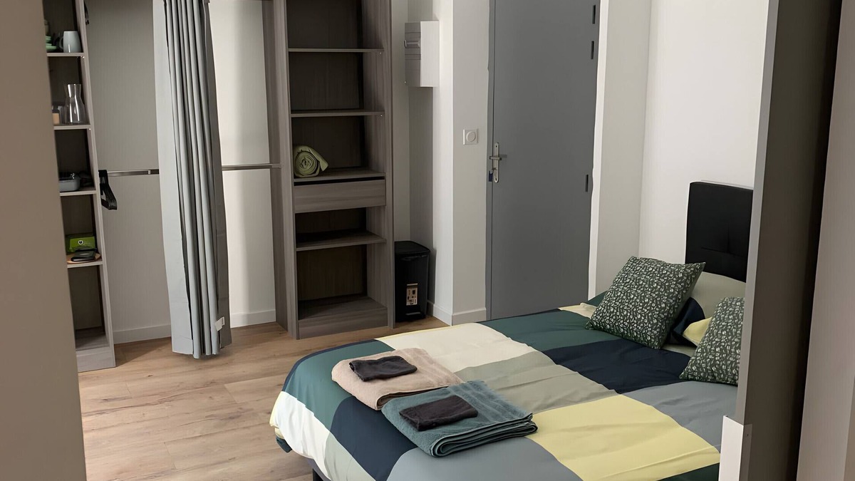 Hanvec Apartment | Studio Apartment '4' with Private Terrace, Shared Garden and Wi-Fi
