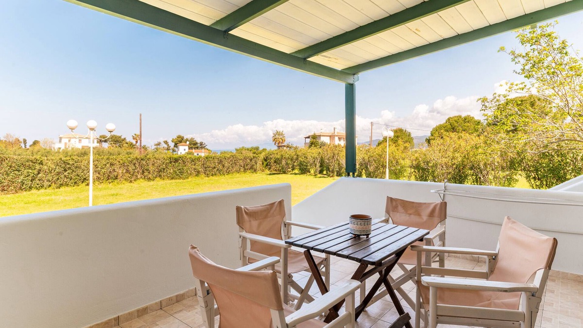 Kiparissia Apartment | Studio Apartment '5' with Private Terrace, Wi-Fi and Air Conditioning