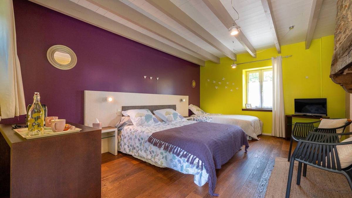 Arzano Apartment | Studio Apartment 'Camélia Avec Petit Déjeuner' with Shared Pool, Shared Terrace and Wi-Fi