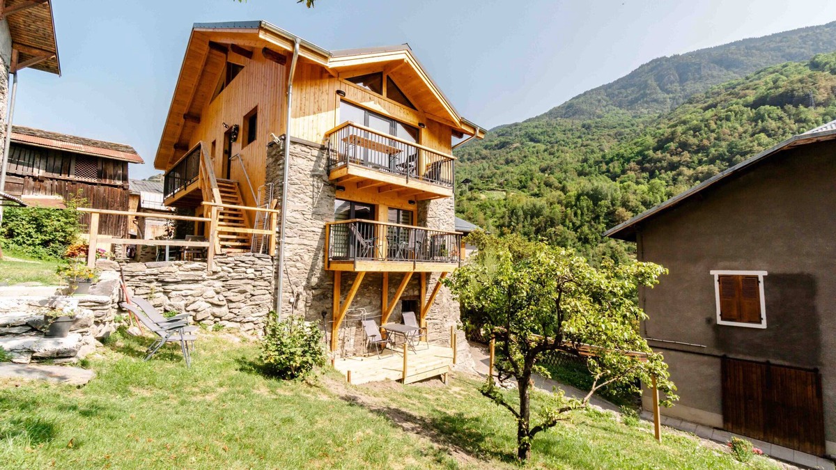 La Perriere Apartment | Studio Apartment 'Chalet Belamy 1' with Mountain View, Private Terrace and Wi-Fi