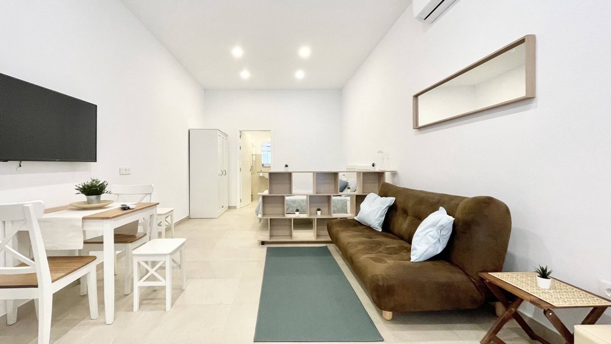 Los Tilos Apartment | Studio-Apartment-Ensuite with Shower-Street View-Estación Centro Vialia 3
