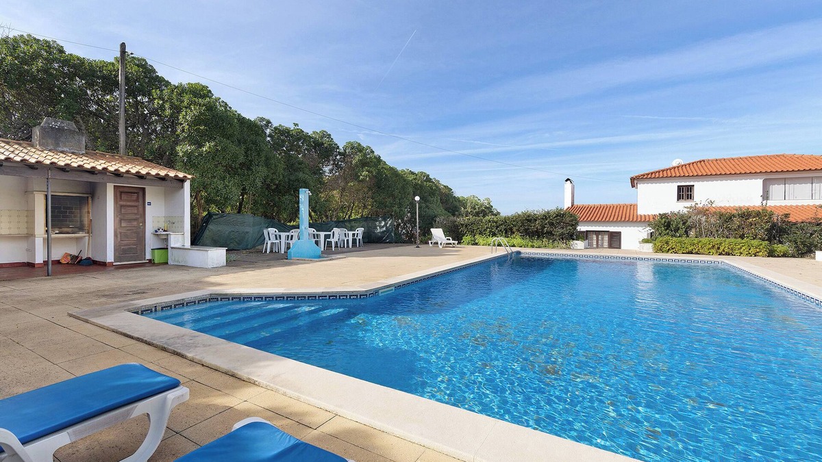 Colares Apartment | Studio Apartment 'Estúdio Alto Da Praia' with Sea View, Shared Pool and Wi-Fi