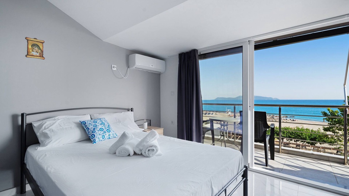 Pidima Kyras Apartment | Studio Apartment 'Iguana 18' with Sea View, Wi-Fi and Air Conditioning