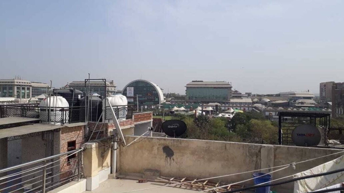 Malviya Nagar Apartment | Studio apartment overlooking Select City Walk Mall