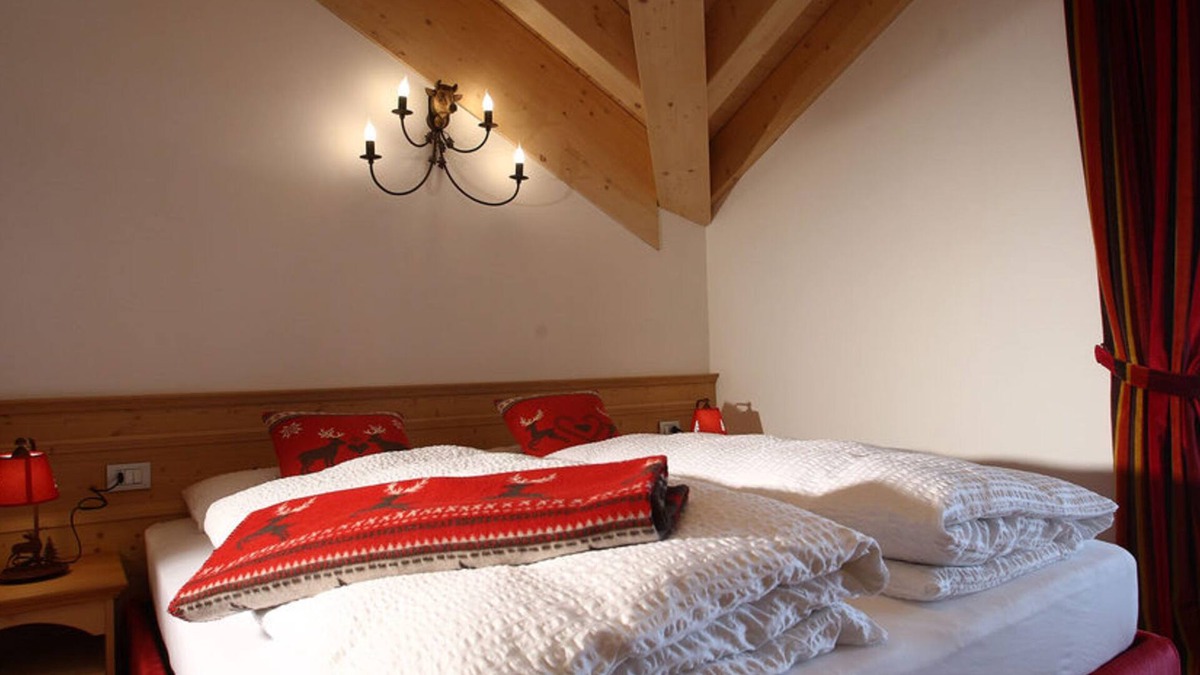 Rocca Pietore Apartment | Studio Apartment 'Appartamento Mono 3' with Mountain View, Shared Garden and Wi-Fi