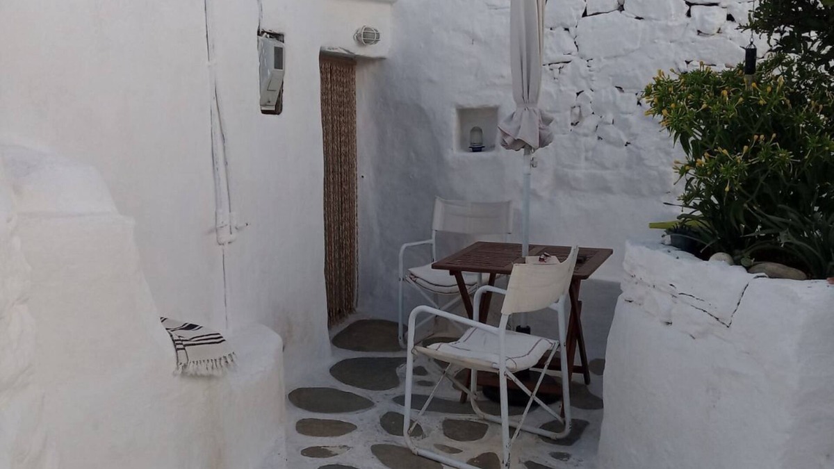 Sikinos Apartment | Studio Apartment 'Jorge House' with Private Terrace and Wi-Fi