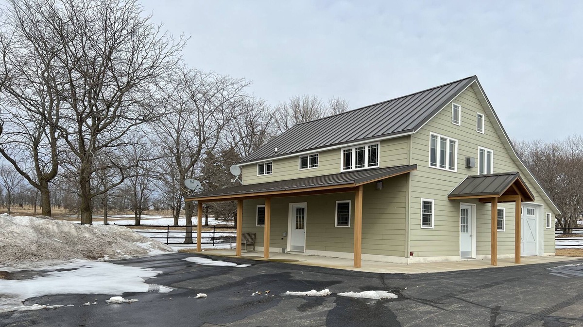 Brandt House | Studio Apartment just a off the Shores of Beautiful Lake Cochrane
