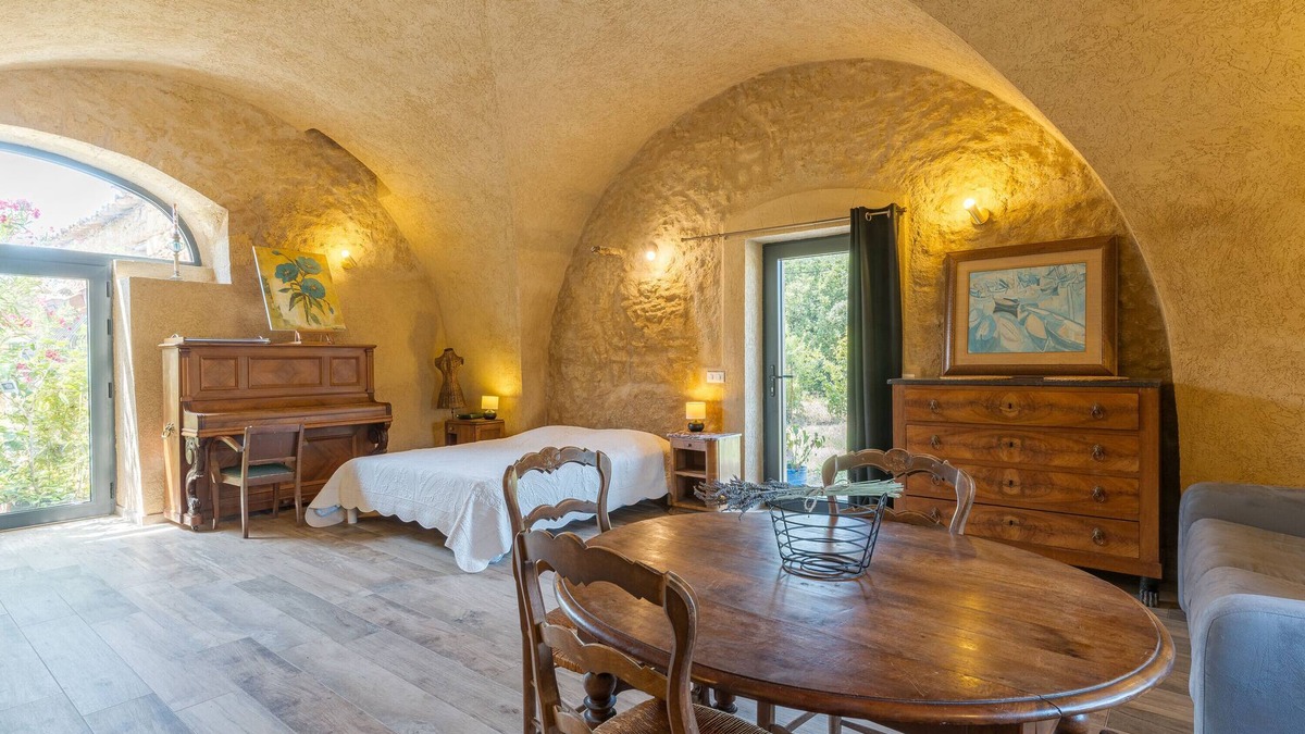 Vaugines Apartment | Studio Apartment 'L'Amaryflor' with Private Garden