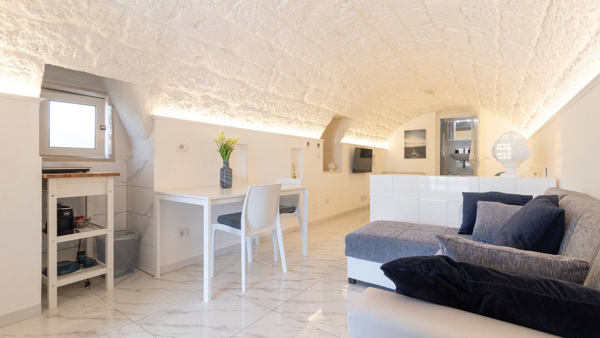 Mola di Bari Apartment | Studio Apartment 'La Porta Sul Mare - Ancora' with Shared Terrace, Wi-Fi and Air Conditioning