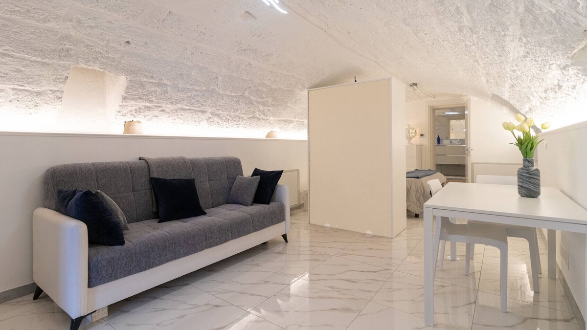 Mola di Bari Apartment | Studio Apartment 'La Porta Sul Mare- Timone' with Shared Terrace, Wi-Fi and Air Conditioning