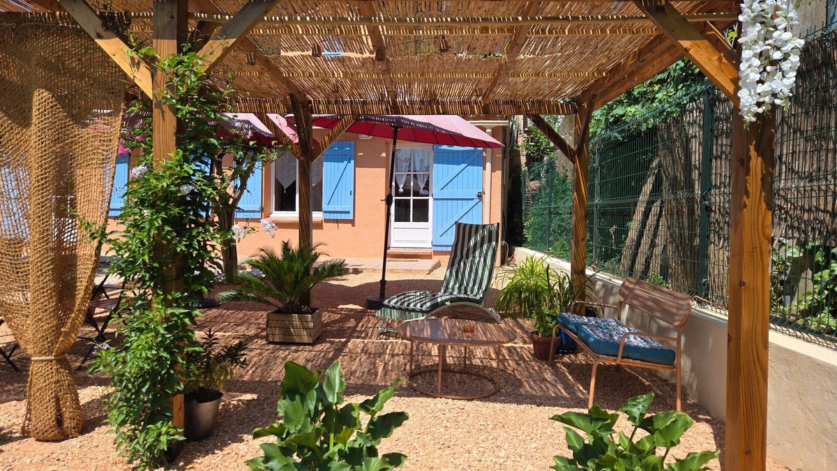 Carces Apartment | Studio Apartment 'La Cascade De Carces' with Private Terrace, Wi-Fi and Air Conditioning