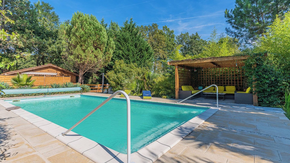 Saumos Apartment | Studio Apartment 'La Maisonnette En Bois' with Private Terrace and Private Garden