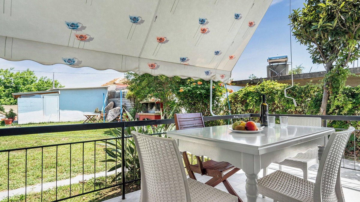 Zalongo Apartment | Studio Apartment 'Labros 1' with Mountain View, Wi-Fi and Air Conditioning