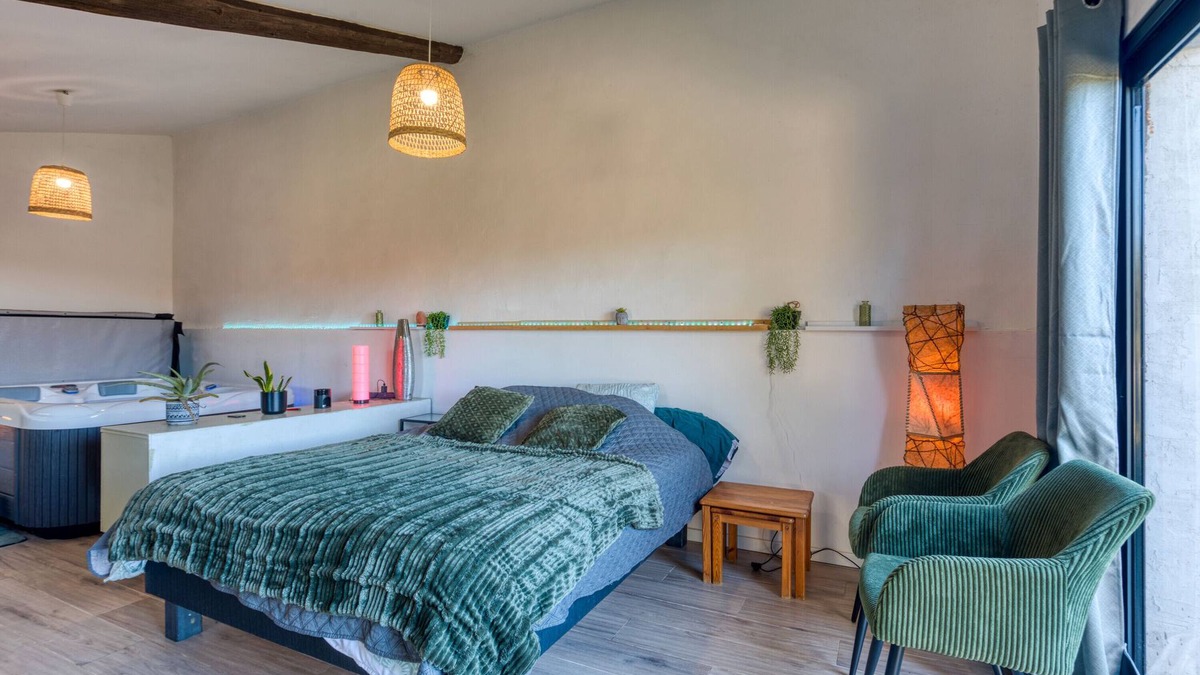Arles Apartment | Studio Apartment 'Lovestudio Spa Privé Arles Campagne' with Private Terrace and Shared Garden