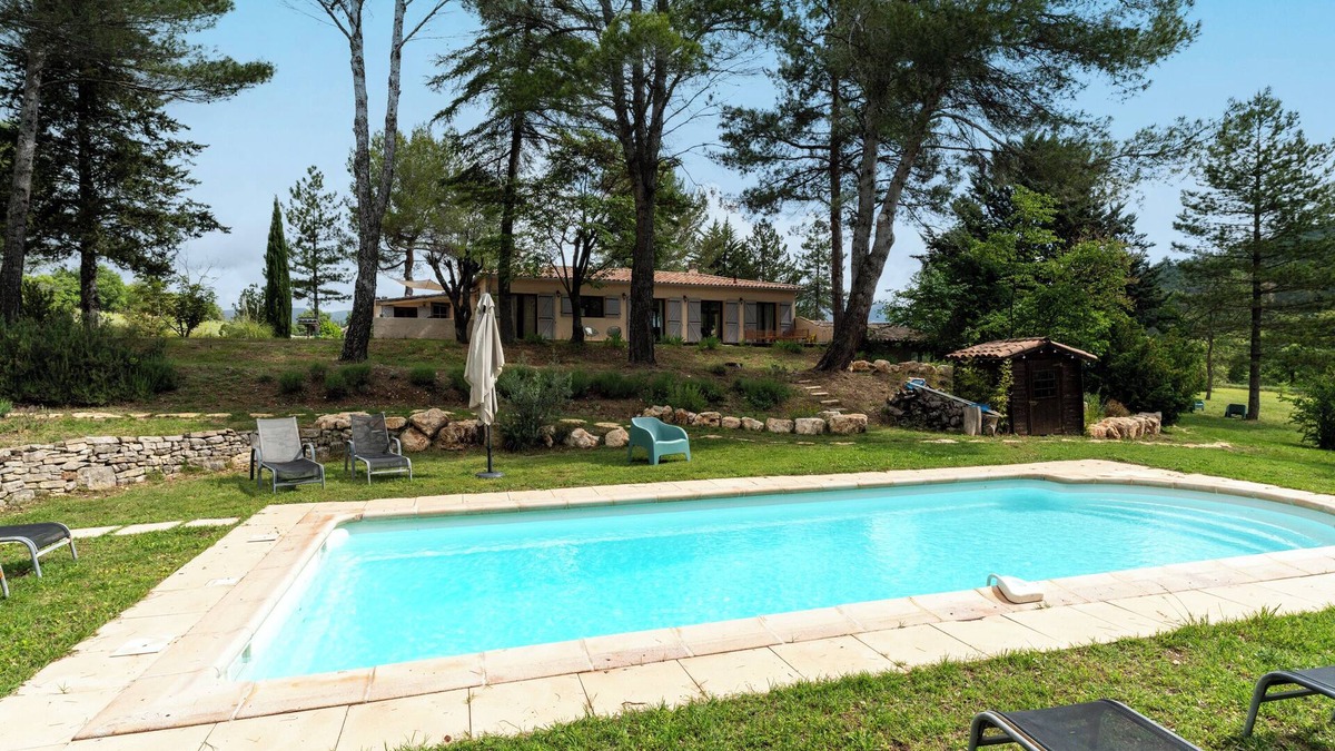 Apt Apartment | Studio Apartment 'Maison Marvic, Studio dans les pins' with Shared Pool, Wi-Fi and Air Conditioning