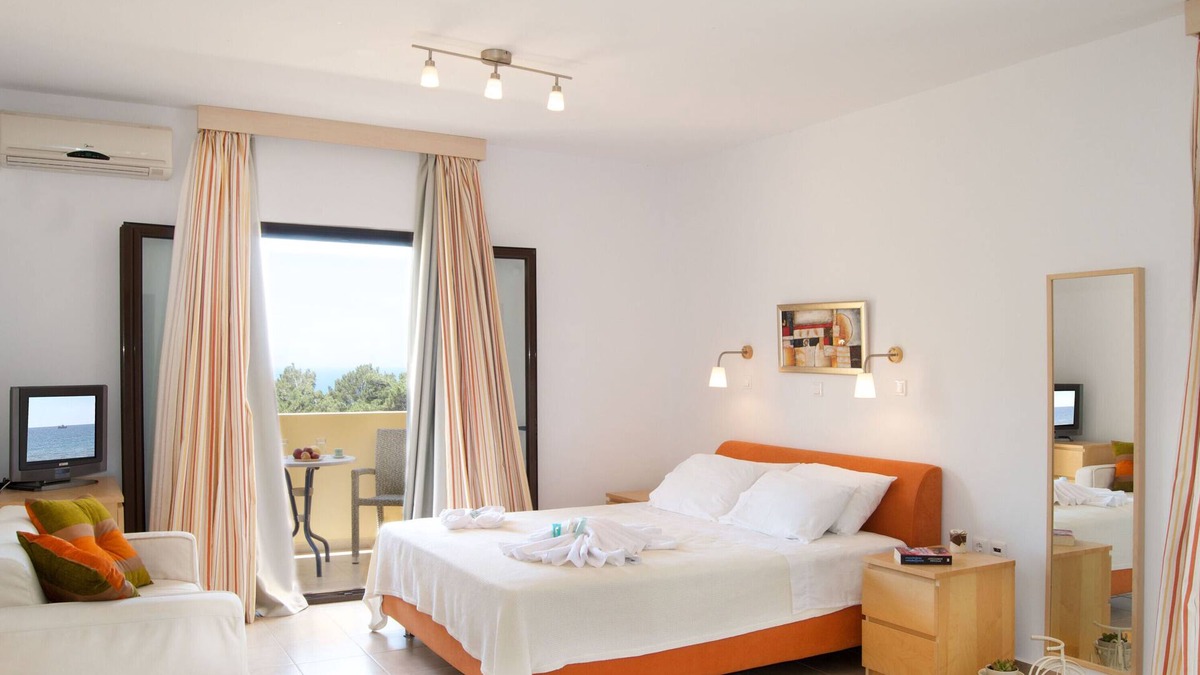 Lefkos Apartment | Studio Apartment 'Miraluna 1' with Private Terrace, Wi-Fi and Air Conditioning
