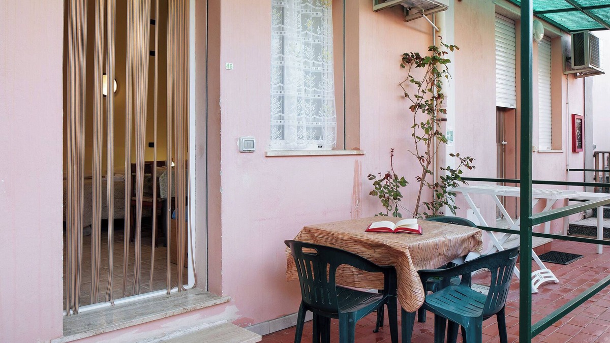 Albenga Apartment | Studio Apartment "Monolocale La Pineta 46" with Shared Pool, Private Terrace & Wi-Fi