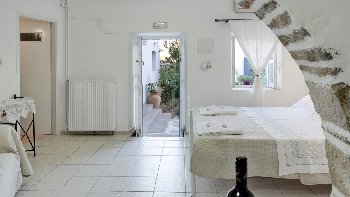 Amorgos Town Apartment | Studio Apartment 'Politimi N7' with Mountain View, Wi-Fi and Air Conditioning