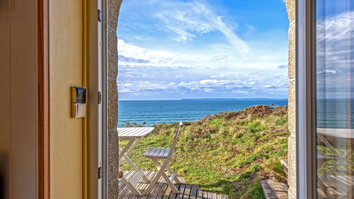 Plomodiern Apartment | Studio Apartment 'Vue Sur Mer' with Sea View, Private Terrace and Wi-Fi