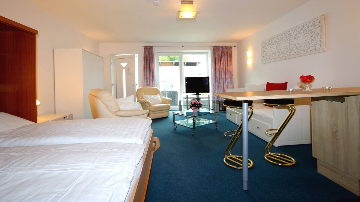 Sildemow Apartment | Studio apartment with terrace, own parking space and a small lake 500 m away