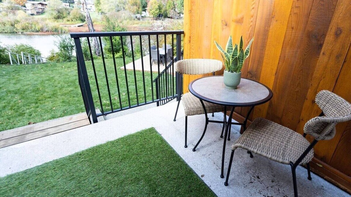 Lake Cowichan Hotel | Studio at Riverside Boutique Motel - River Room