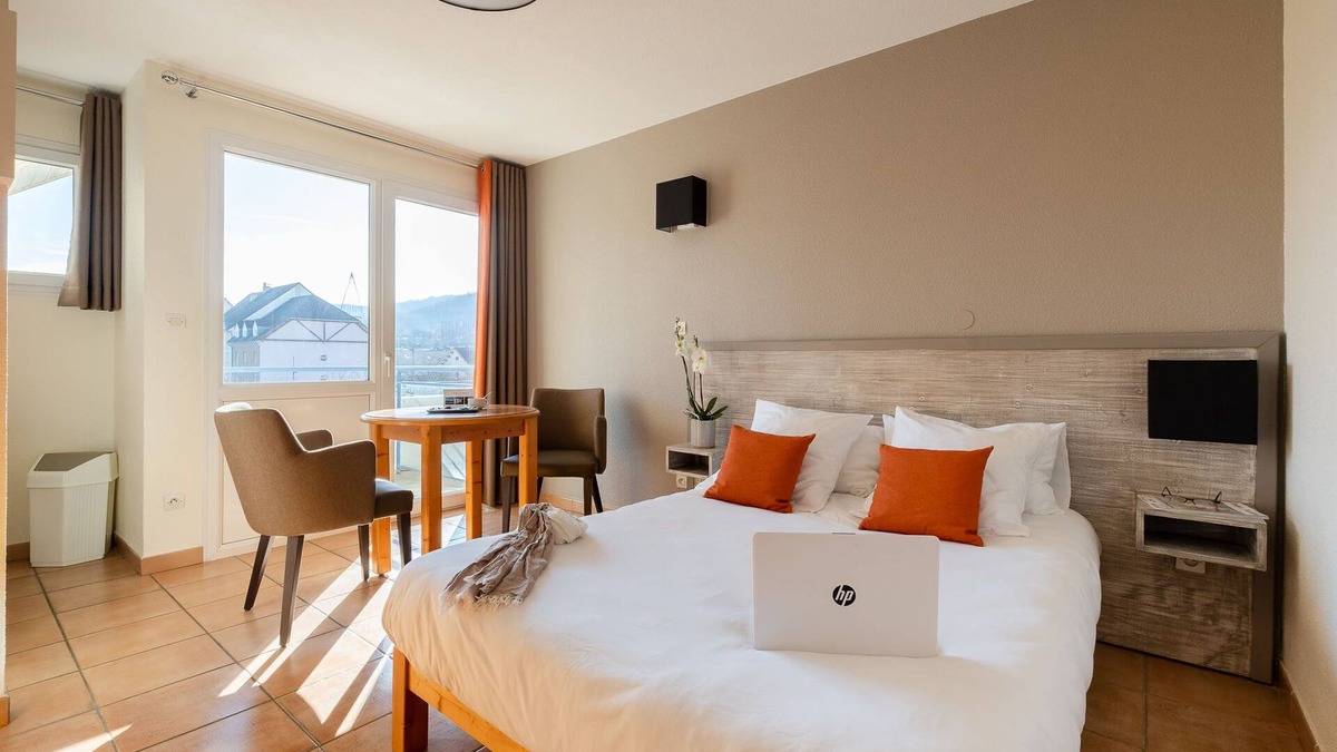Lons-le-Saunier Apartment | Studio au calme | En bordure du Parc des Bains