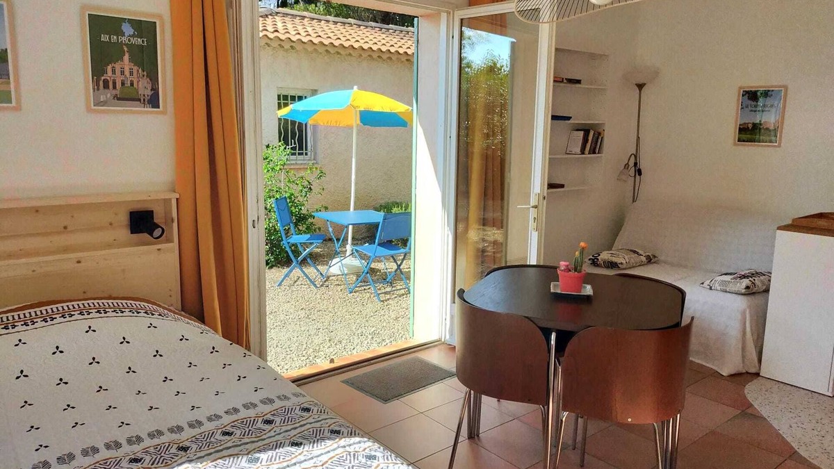 Pertuis Apartment | Studio au Calme au Milieu des Pins Avec les Oiseaux et les Écureuils
