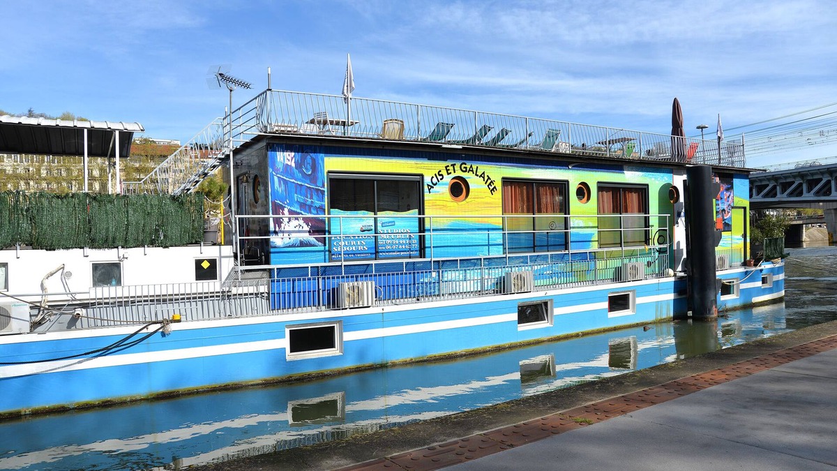 2nd Arrondissement Boat Rental | Studio barge, LA TIMONERIE, unusual, center LYON, calm, pleasant VIEUX LYON