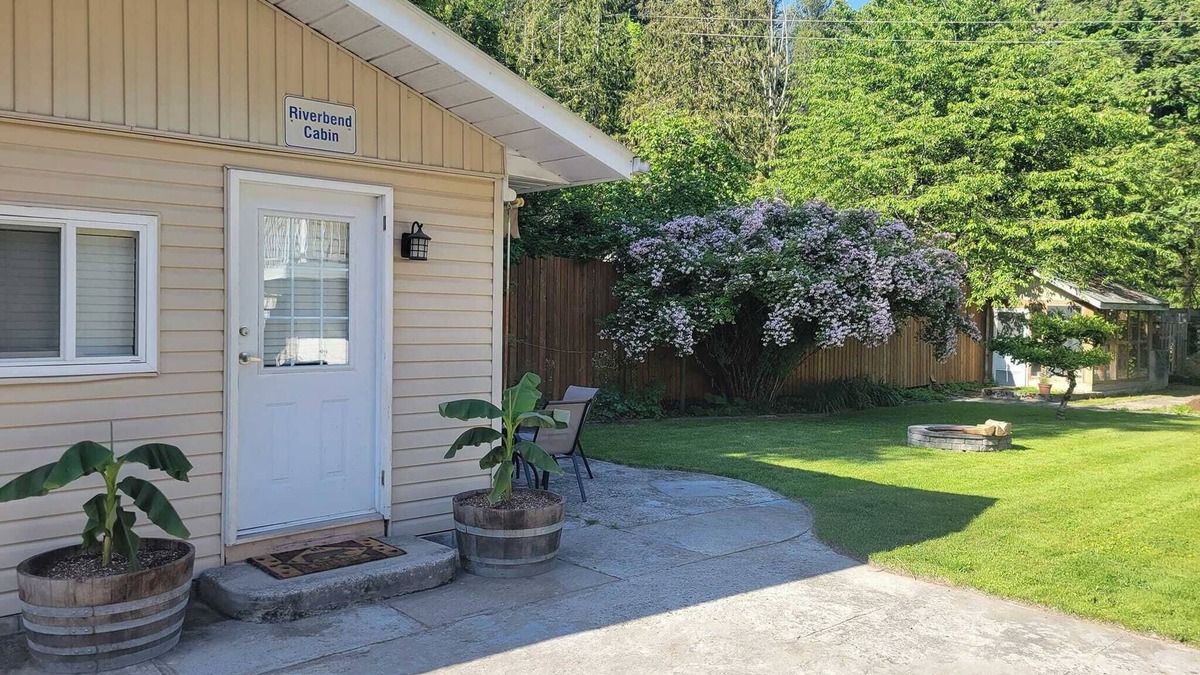 Sardis Cabin | Studio cabin for 1-4 by Chilliwack River