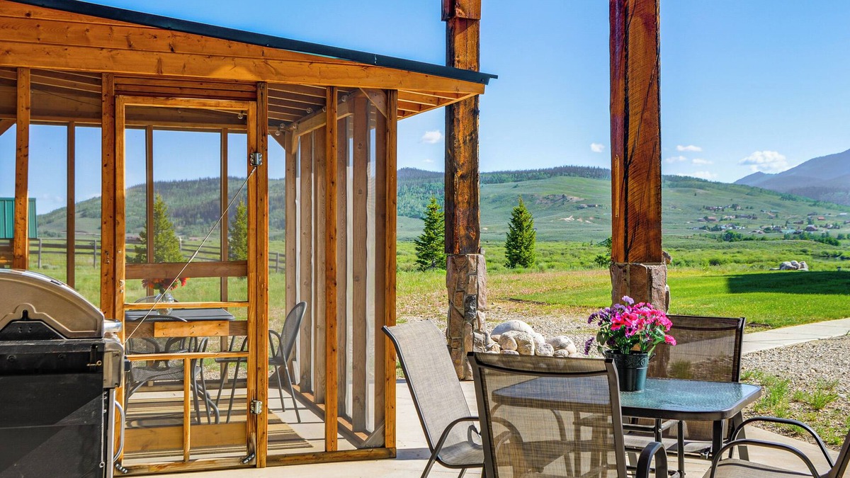 Cora Apartment | Studio Cabin w/Mtn Views by the Green River!