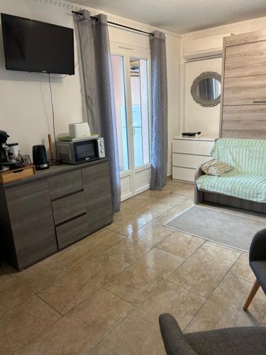 Les Bormettes Apartment | studio climatisé proche port et plages