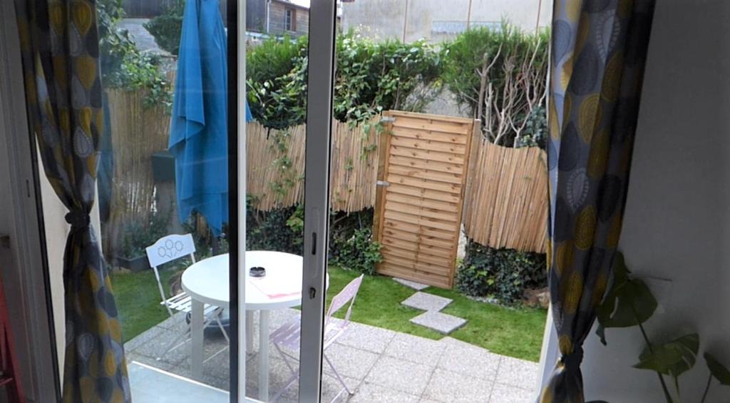 Coulommiers Apartment | studio climatisé, indépendant avec baie vitrée et jolie terrasse