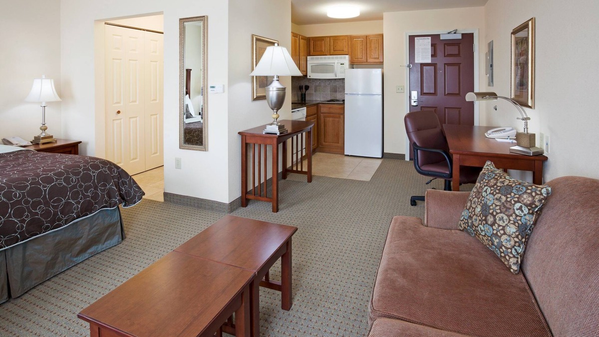 Franklin Apartment | Studio Close to the Airport! | Free Breakfast + Indoor Pool + Hot Tub