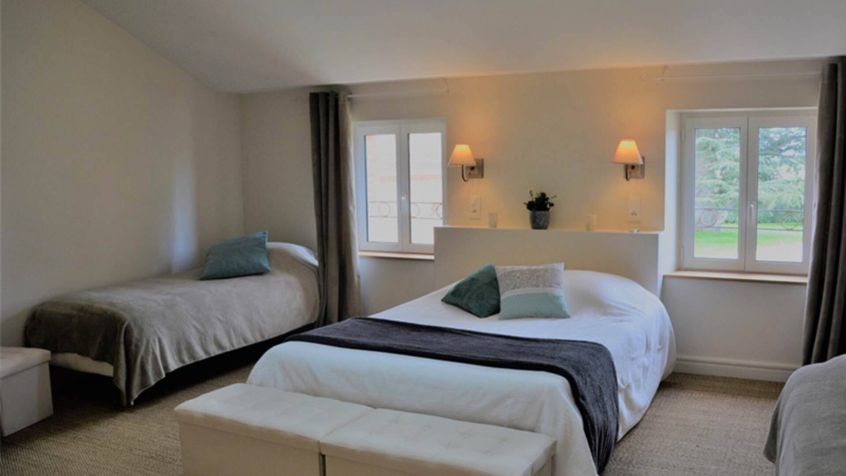 Castelsarrasin House | Studio Colonel - Sleeps 4