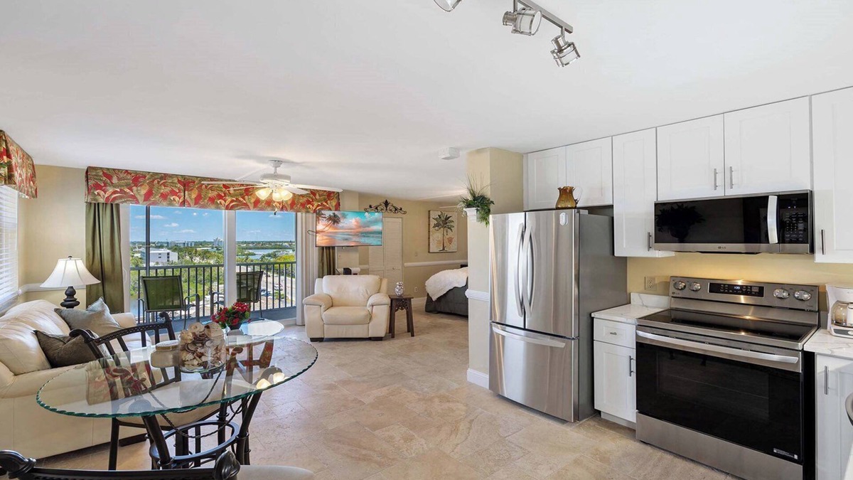 Bonita Springs Condo | Studio condo across the street from the beach - BBT5902