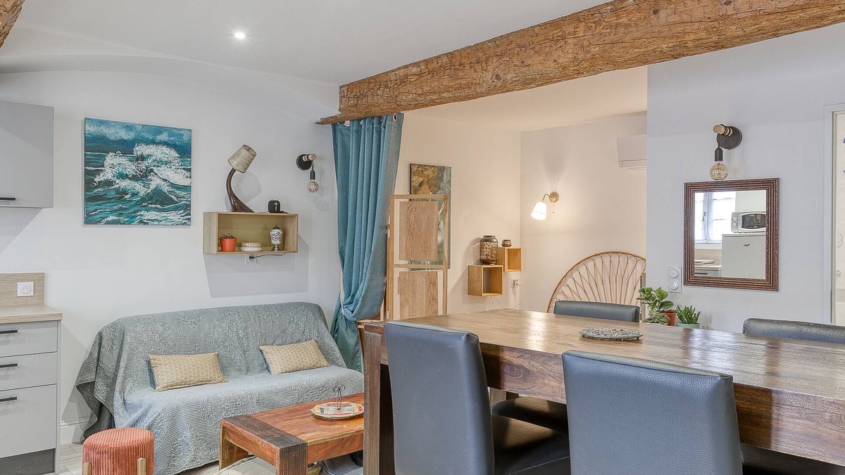 Trevoux Apartment | Studio d'Artiste in the heart of medieval streets