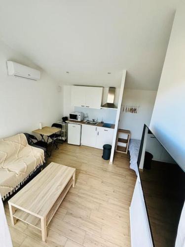 Bourg-Saint-Andeol Apartment | Studio de la Lauze