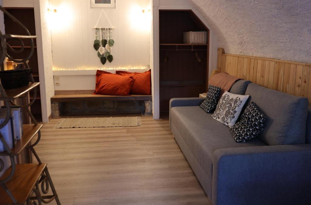 Saint-Laurent-la-Roche Apartment | Studio des mésanges