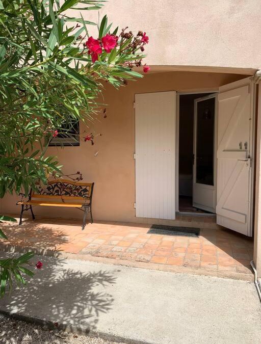 Les Hauts de Villeneuve Apartment | Studio en rez-de-jardin arboré avec accès piscine et clim