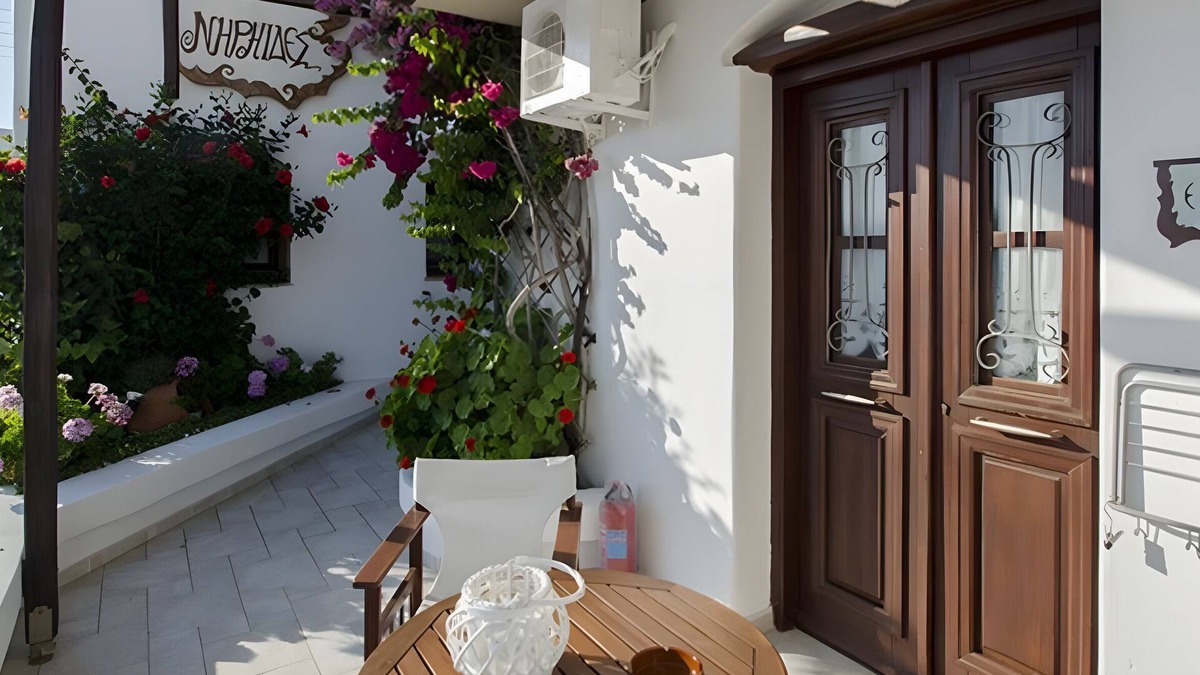 Pachena Apartment | Studio 'Erato' with Private Terrace, Wi-Fi and Air Conditioning
