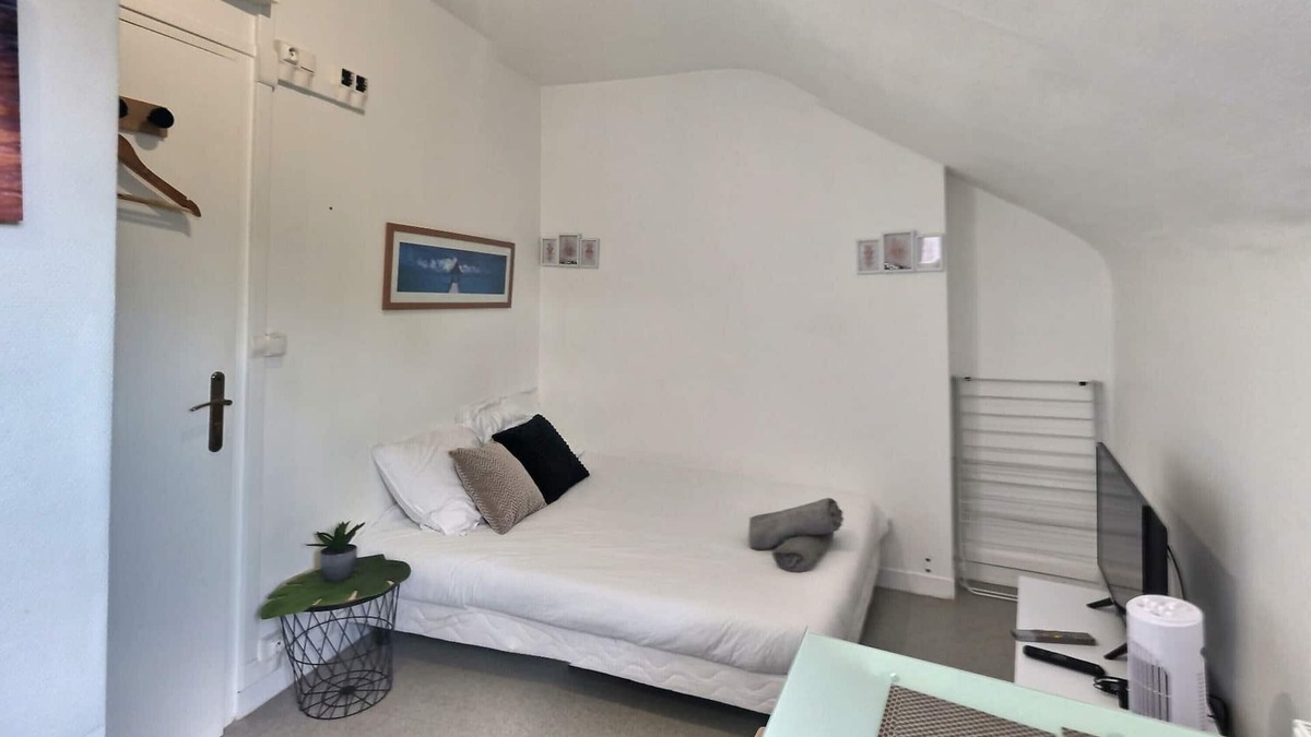 Evreux Apartment | Studio facing train station - wifi