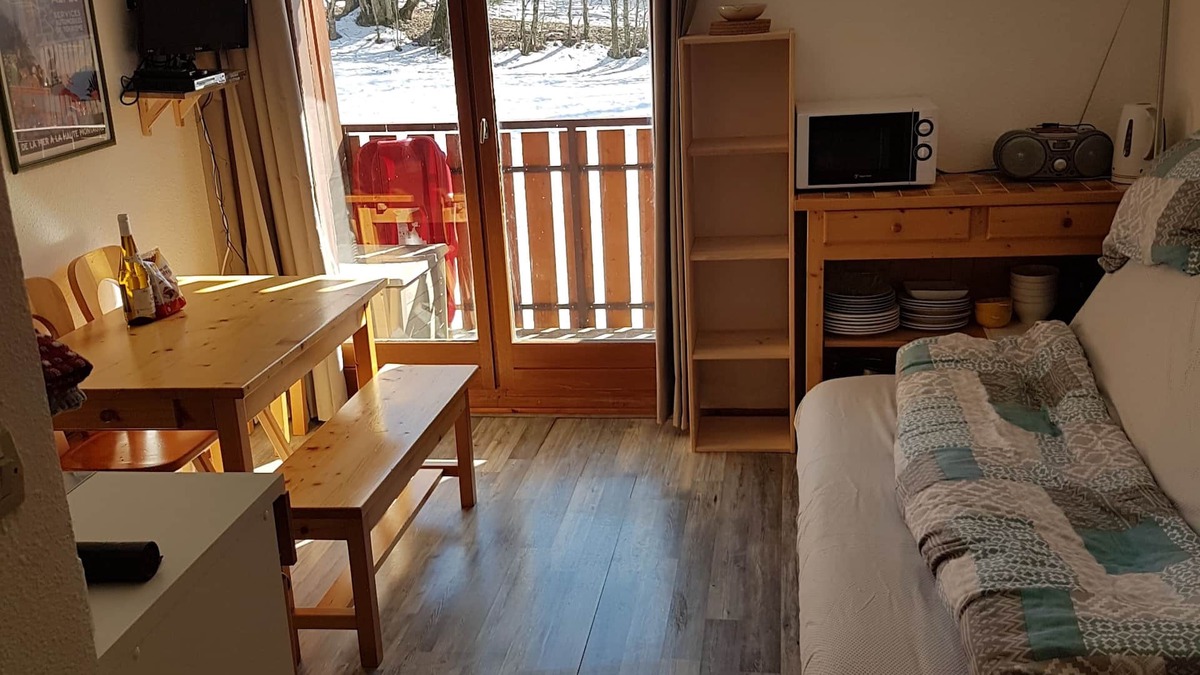 Bernex Apartment | Studio Flat, Sleeps 4. Doorstep skiing with spectacular views and location.