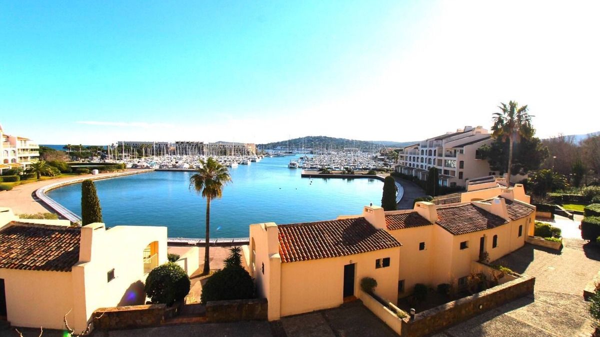 Port Cogolin Apartment | Studio for 2 people with a view of the marina in Cogolin