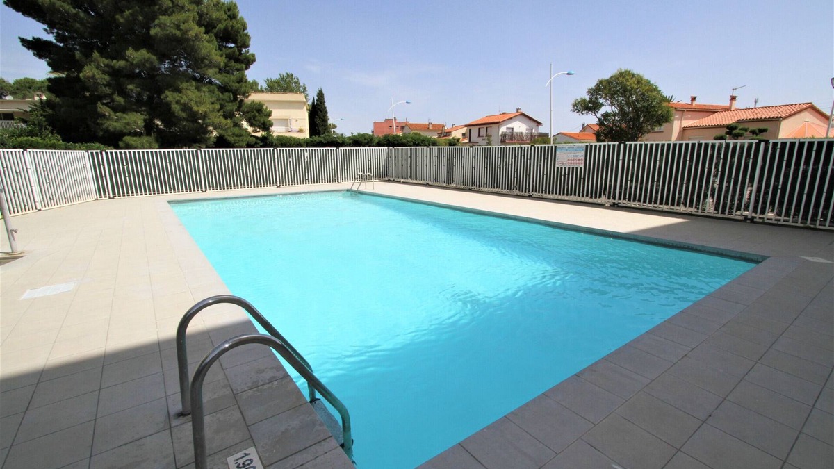 Les Arenes Apartment | Studio for 4 with swimming pool and parking
