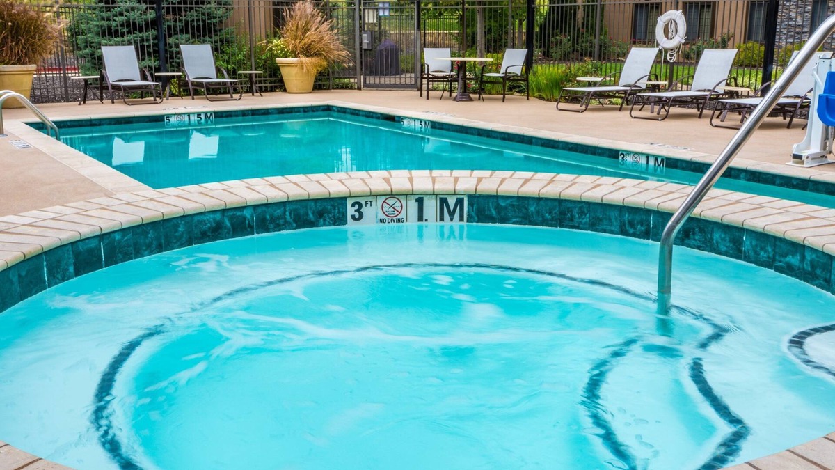 Independence Apartment | Studio | Free Breakfast. Outdoor Pool & Hot Tub